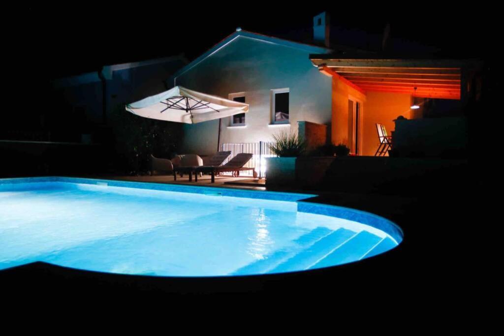 Casa Ro-Ma, Seaside Villa With A Heated Pool Banjole Exterior foto